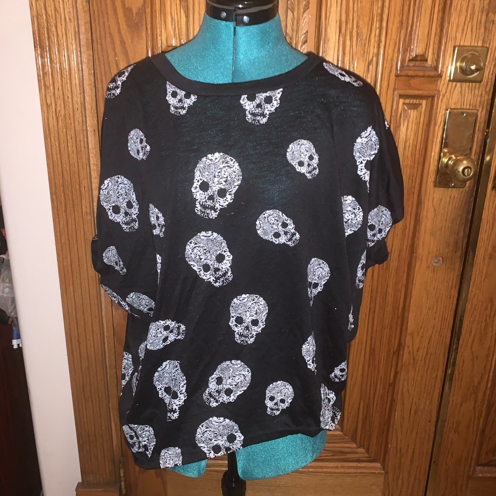 Black and white crystal skull tee